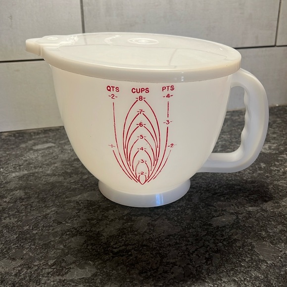 COPY - Vintage Tupperware 8 cup measuring cup in excellent condition. WITH FLIP… - Picture 1 of 4